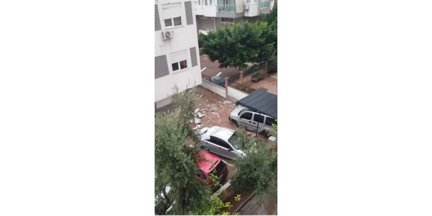 ’kırmızı Kod’ Uyarısının Yapıldığı Antalya’da Fırtına Çatı Uçurdu