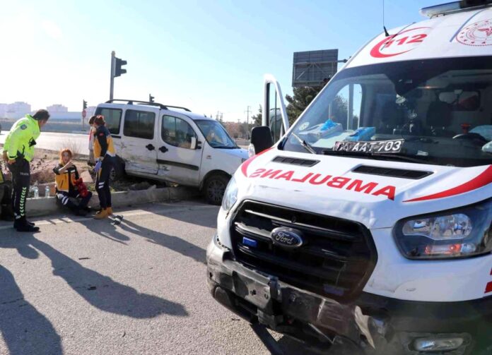 Vakaya Giden Ambulans'ın Şoförü Hafif Ticari Araç ile Çarpıştı