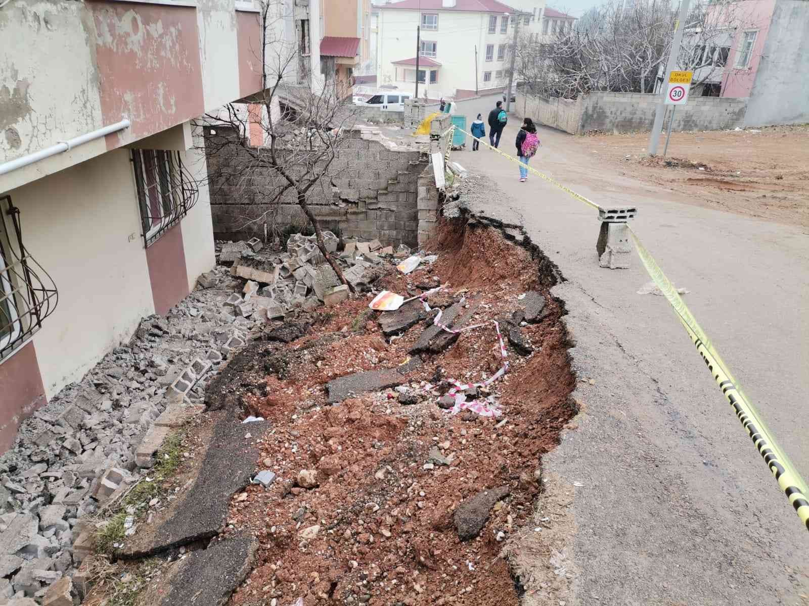 Karahmanmarak'taki Heyelan Nedeniyle Okul Civarındaki Duvar Çöktü