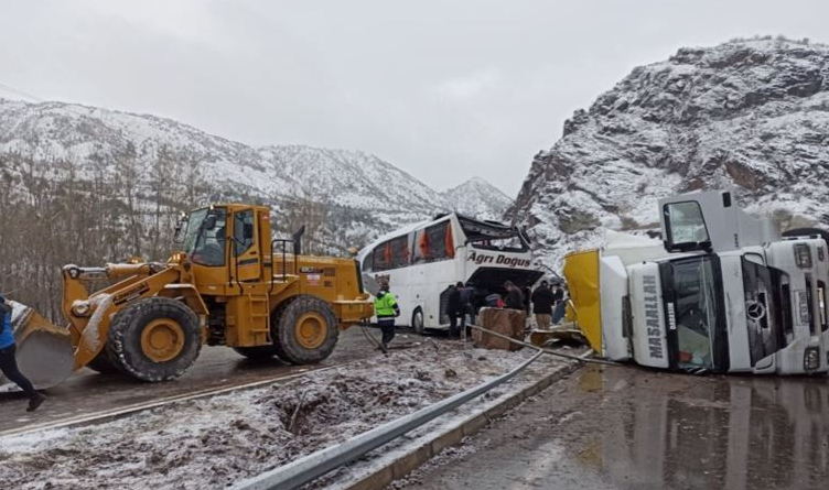 Sivas'ta Otobüs ve Tır Çarpıştı Kazada 1 Kişi Öldü 27 Kişi Yaralandı