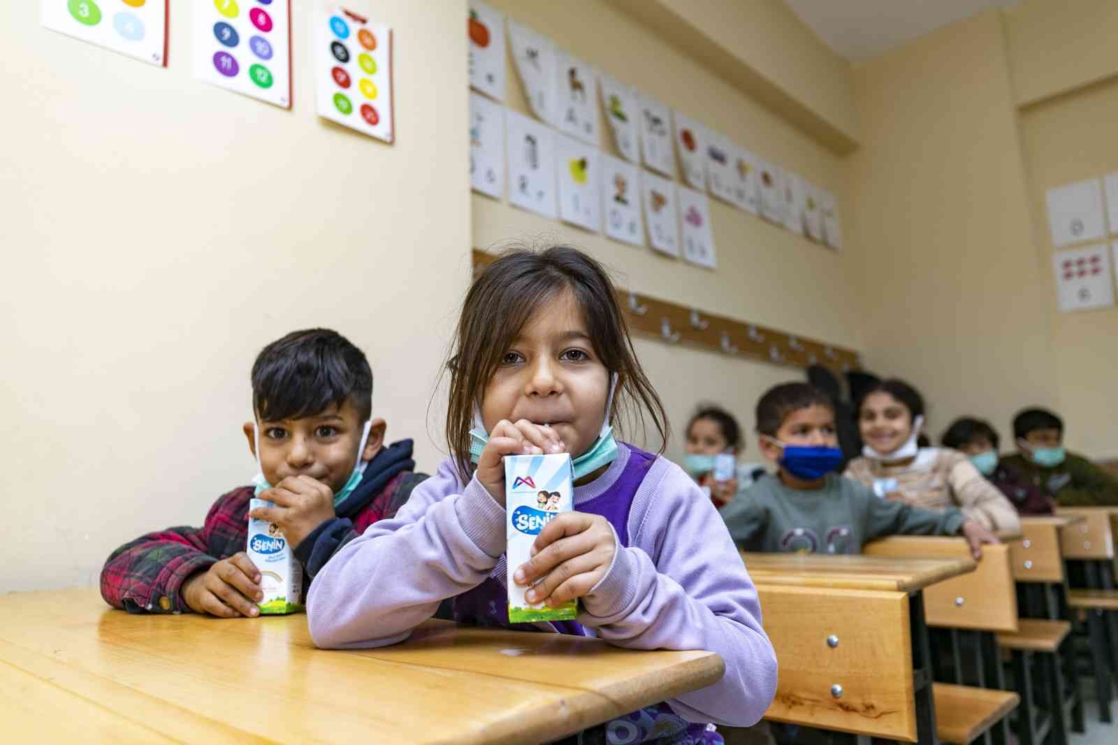 Büyükşehir Belediyesi 1,5 Ton Sütü Minik Öğrenciler İle Buluşturdu