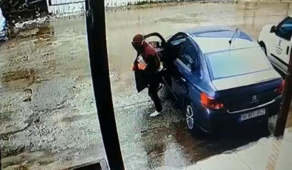Otomobilden Paraları Çalan Hırsızlar Yakalandı