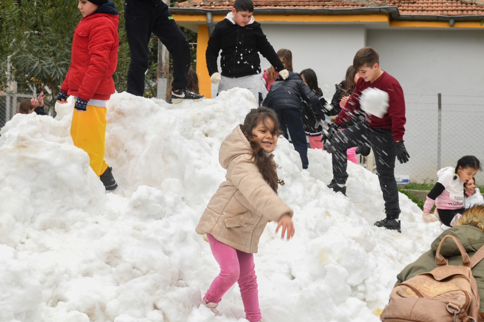 Yenişehir Belediyesi çocuklara kar sevinci yaşattı