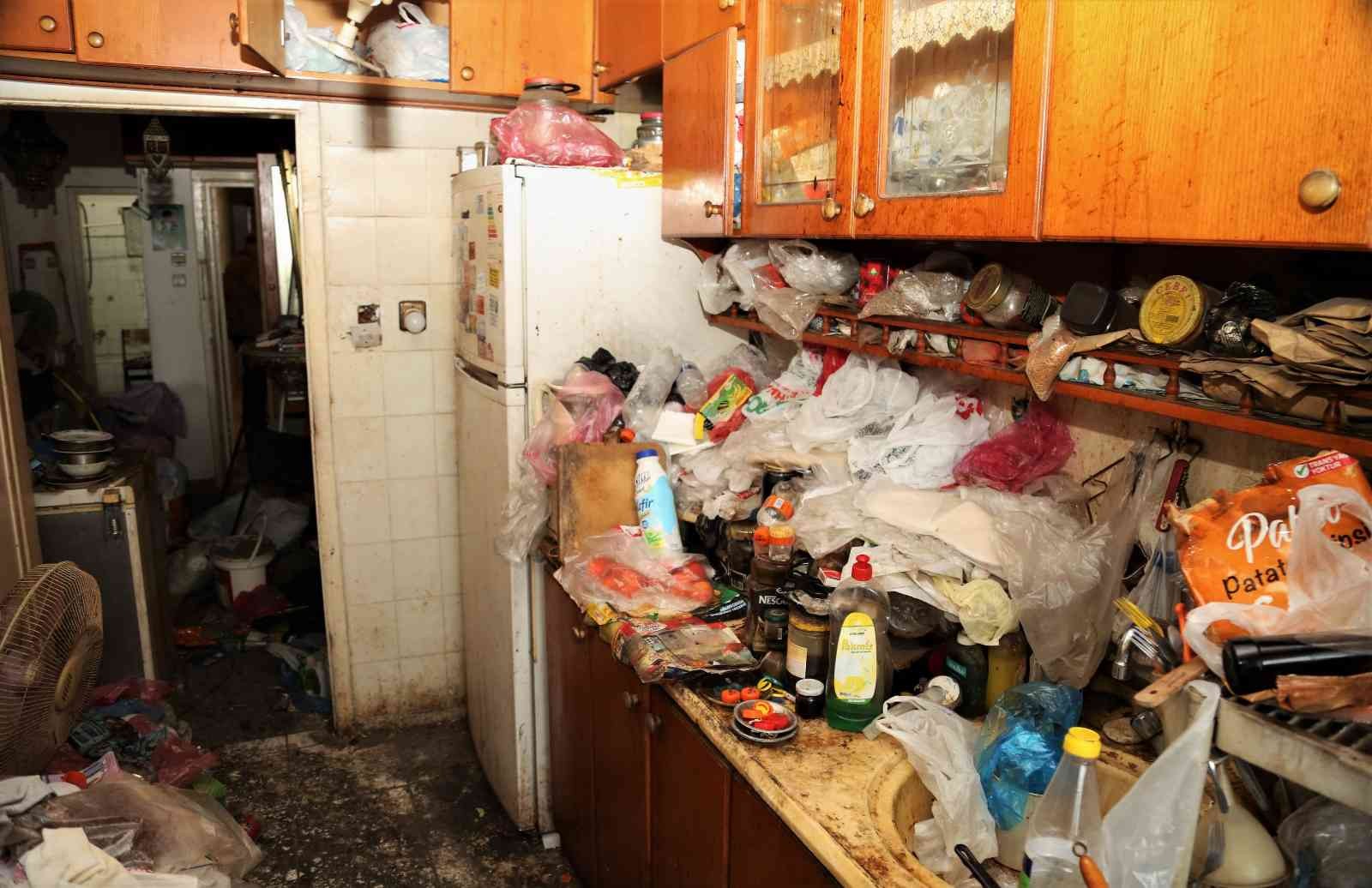 Mersin'de Bulunan Bir Evden 2 Kamyon Çöp Çıkarıldı