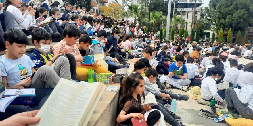 Osmaniye’de 450 Öğrenci Meydanda Kitap Okudu