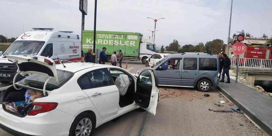 Antalya’da 4 Aracın Karıştığı Zincirleme Kazada 5 Kişi Yaralandı