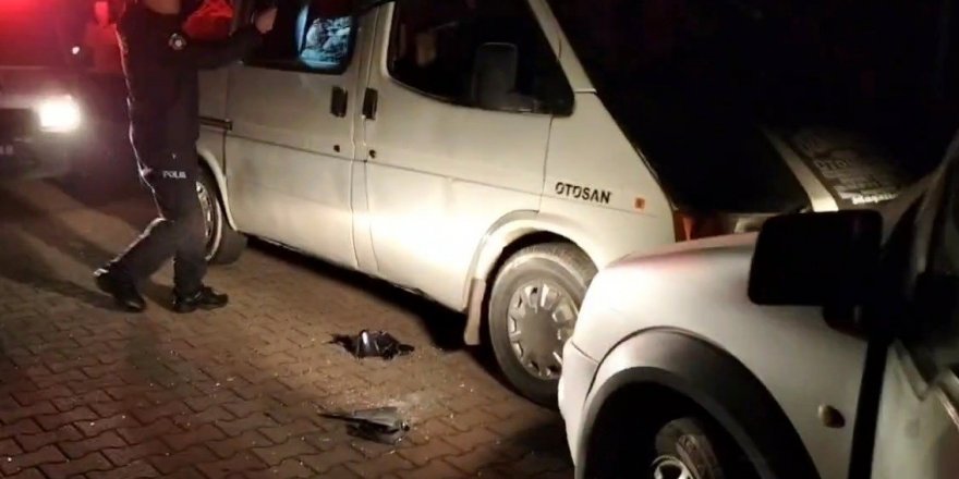 "dur" İhtarına Uymayan Plakasız Minibüs, Polis Otosuna Çarparak Durduruldu