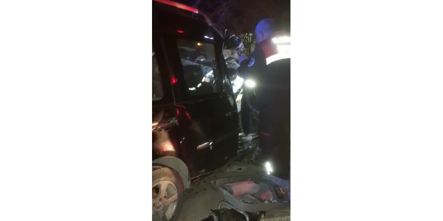 Hafif Ticari Araç İle Traktör Çarpıştı: 1 Yaralı