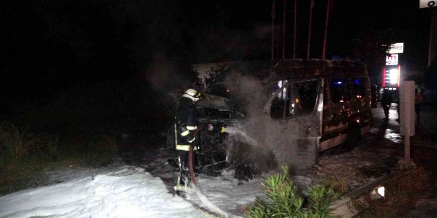 Antalya’da Transfere Giden Tur Minibüsü Alev Alev Yandı, Sürücü Canını Zor Kurtardı