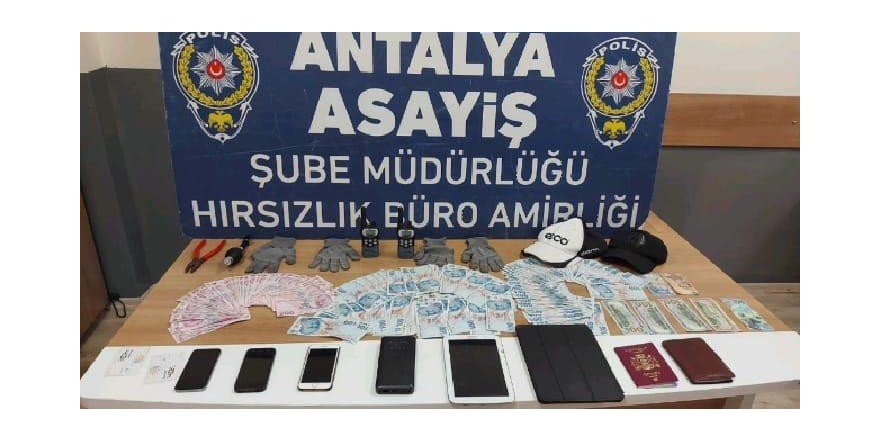 Antalya’da Bir Araçtan 60 Bin Lira Çalan Hırsızlar İzmir’de Yakalandı