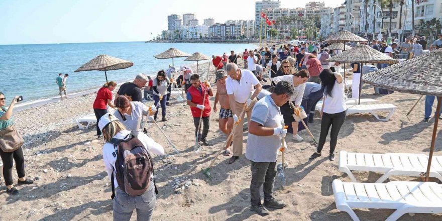Mezitli Belediyesi Çalışanları Gönüllü Olarak Sahili Temizledi