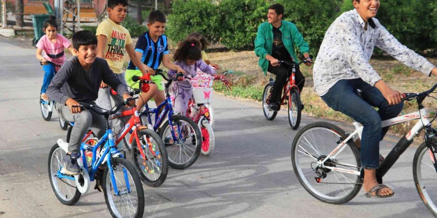 Çocukluk Hayalini Gerçekleştirdi: 150 Çocuğa Bisiklet Dağıttı