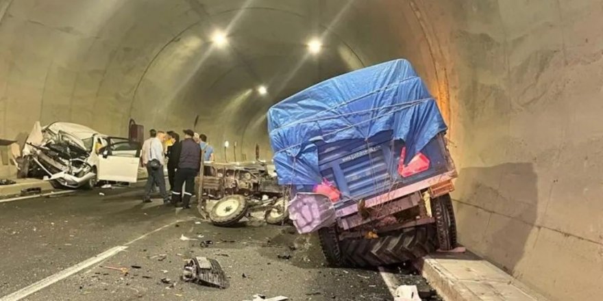 Tünelde Otomobil Traktöre Çarptı: 2 Yaralı