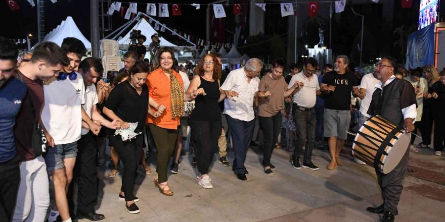 Muratpaşa’daki Güneydoğu Anadolu Gecesinde Halaylar Durmadı
