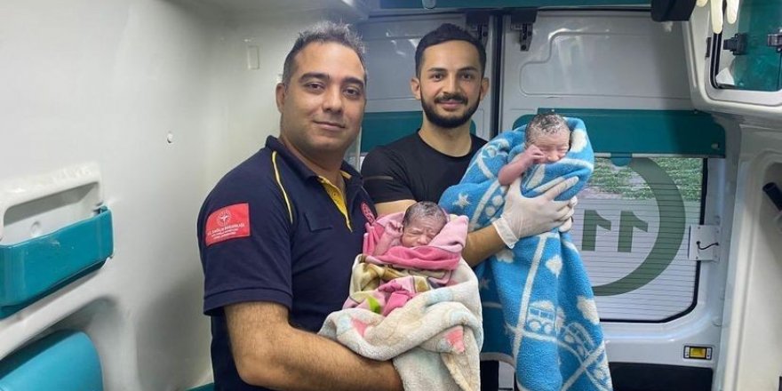 Hastane Yolunda Ambulansta İkiz Bebek Dünyaya Getirdi