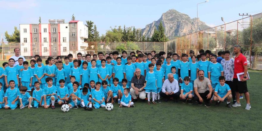 Kozan Belediyesi Yaz Futbol Okulu Açtı