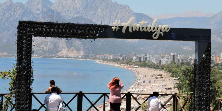 Antalya’nın Simgelerinden Çiçekli Fotoğraf Çerçevesi Aşırı Sıcaklara Dayanamayarak Kurudu