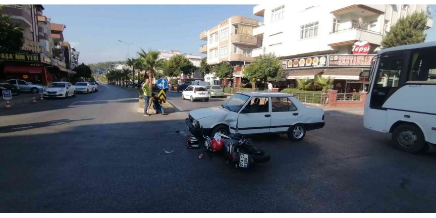 Motosiklet Sürücüsü, Başındaki Kask Sayesinde Kazayı Ucuz Atlattı