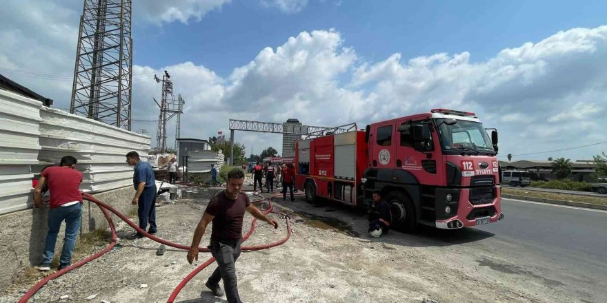 Mersin’de Geri Dönüşüm Tesisindeki Yangın Kontrol Altına Alındı