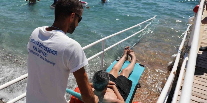 Engelliler Denizin Tadını Engelsiz Plaj ’da Çıkartıyor