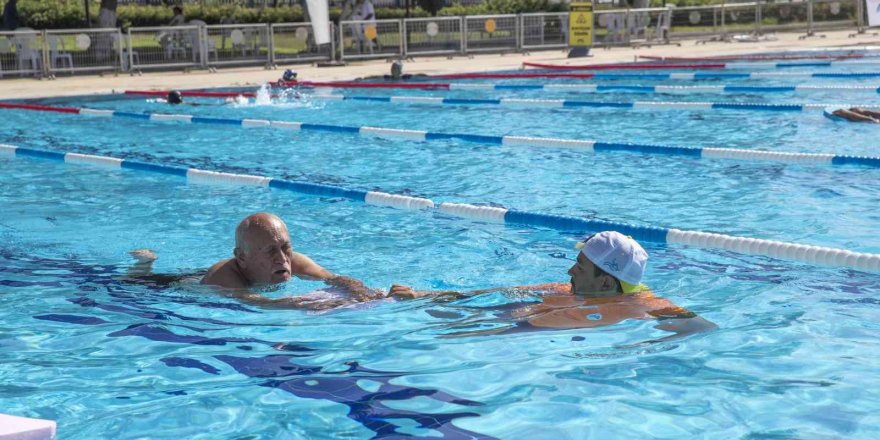 Mersin’de Yüzme Kurslarına Yetişkinler De İlgi Gösteriyor