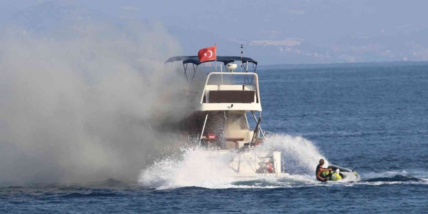 Alanya’da Lüks Yat Denizin Ortasında Alev Aldı, 6 Kişi Botlarla Kurtarıldı