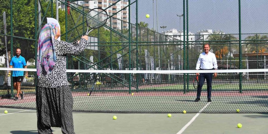 72 Yaşında Tenisle Tanıştı