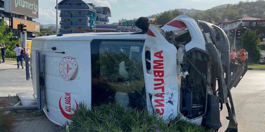 Hasta Sevk Eden Ambulans Kamyonetle Çarpışıp Devrildi: 8 Yaralı