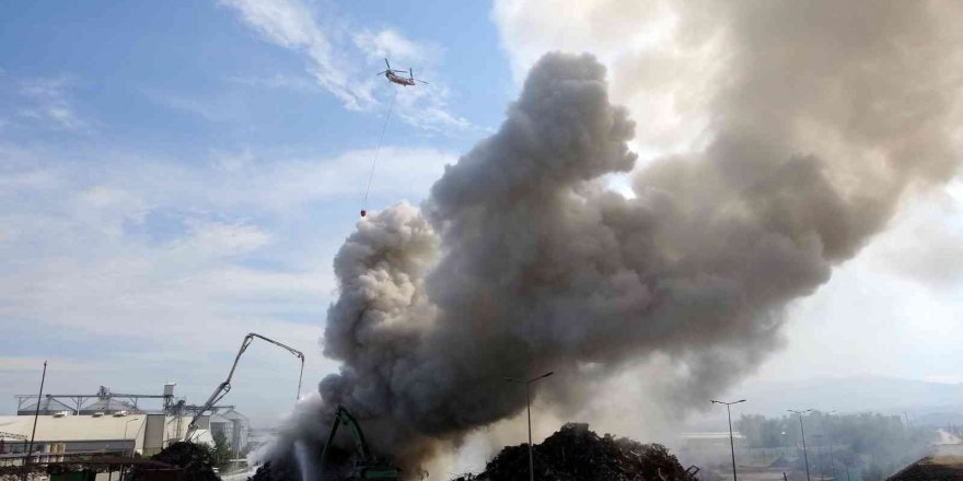 Geri Dönüşüm Tesisinde Çıkan Yangına Helikopterle Müdahale Edildi