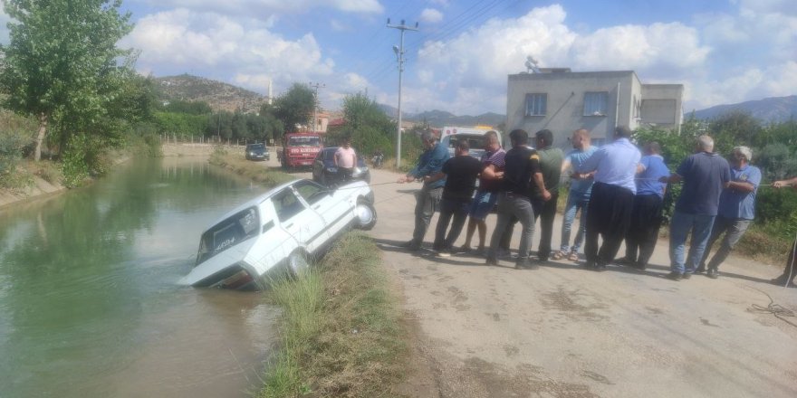 Sulama Kanalına Düşen Otomobili Kurtarma Operasyonu: Vatandaşlar Seferber Oldu