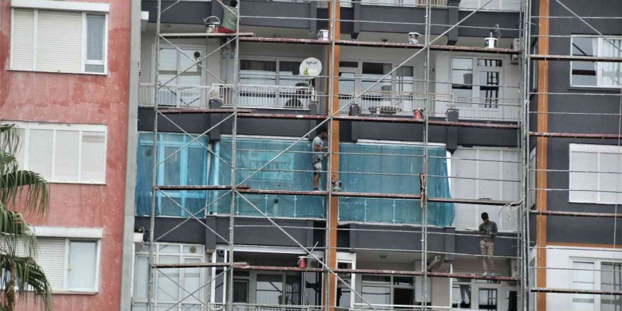 İnşaat İşçilerinin 15 Katlı Binada Güvenlik Önlemi Olmadan Çalışmaları Yürekleri Ağza Getirdi
