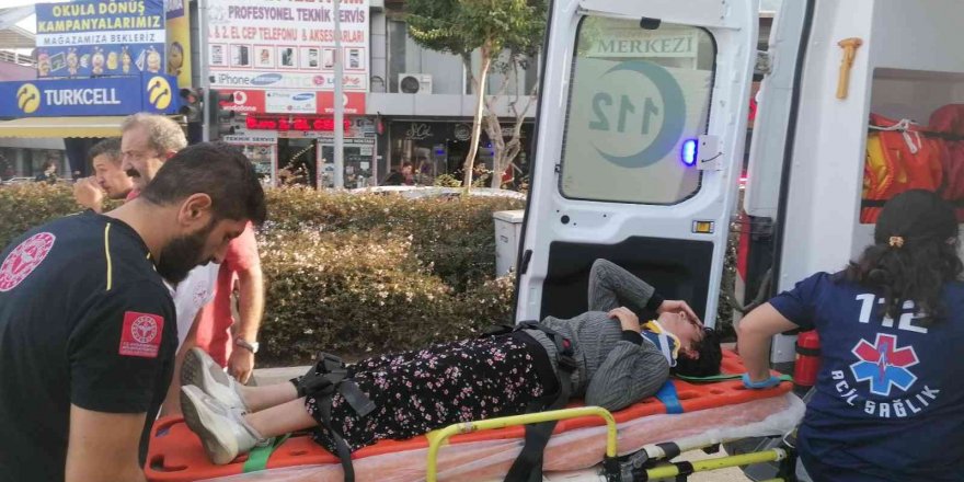 Yaya Geçidinde Otomobilin Çarptığı Genç Kız Yaralandı