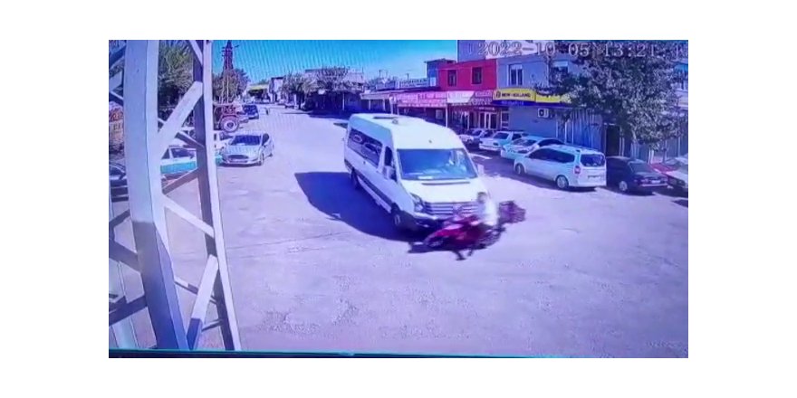 Minibüsün Motosikletliye Çarptığı An Kamerada