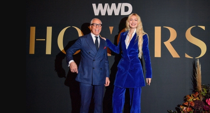 Gigi Hadid, Tommy Hilfiger ile WWD 2022 Onur Ödülleri'nde Mavi Kadife Takım Elbiseyi Taşladı