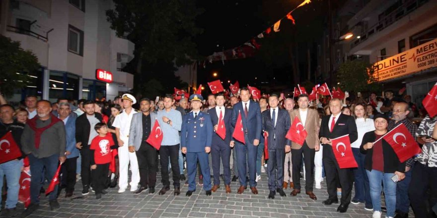 Kaş’ta Cumhuriyet Bayramı Nedeniyle Fener Alayı Ve Konser Düzenlendi