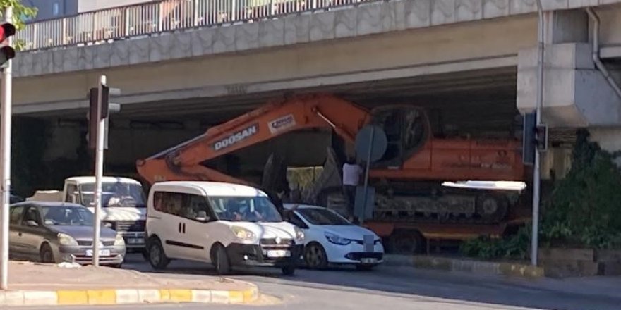 Tırın Dorsesinde Taşınan İş Makinesi Köprülü Kavşakta Üst Geçide Sıkıştı