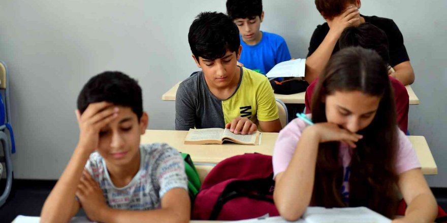 Mersin Büyükşehir Belediyesinin Kurs Merkezleri Öğrencileri Sınavlara Hazırlıyor