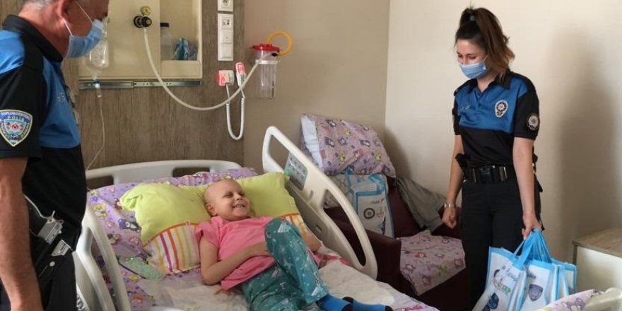 Polisler Hastanede Lösemi Tedavisi Gören Çocuklarla Buluştu