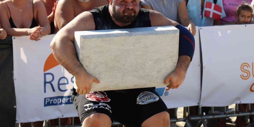 Dünyanın En Güçlü Adamlarının 130 Kiloluk Mermer Blok Kaldırma Yarışı Nefes Kesti