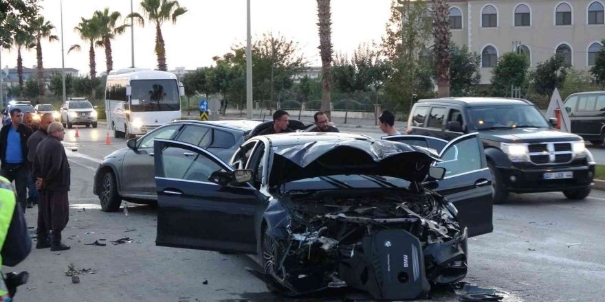 Antalya’da Çarpışan Otomobiller Hurdaya Döndü: 1 Yaralı