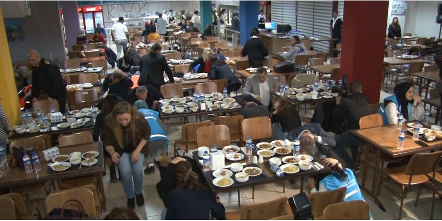 Antalya’da Kız Öğrenciler Deprem Tatbikatına Yemek Yerken Yakalandı