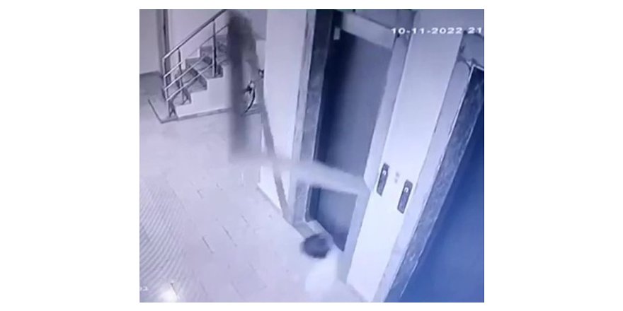 Asansör Kenarındaki Mermer Düştü, Çocuk Kıl Payı Kurtuldu