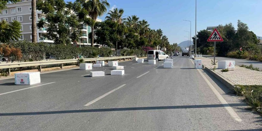 Gazipaşa’da Yola Savrulan Strafor Köpük Kutuları Sürücülerin Yardımıyla Kaldırıldı
