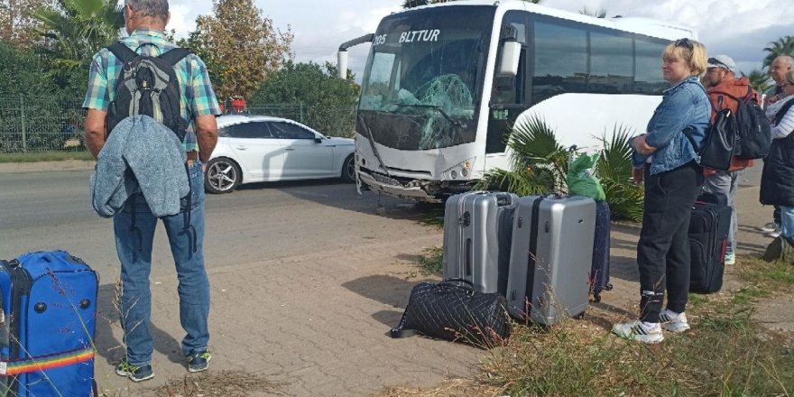 Havalimanına Turistleri Taşıyan Midibüs Karşı Şeride Geçti, Kaza Ucuz Atlatıldı