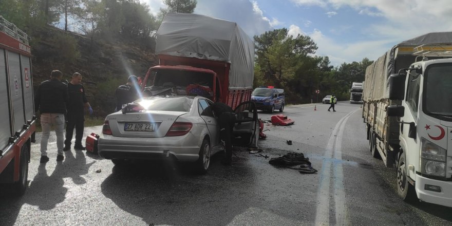 Antalya’da Kamyonet İle Otomobil Kafa Kafaya Çarpıştı: 2 Ölü, 1’i Ağır 6 Yaralı