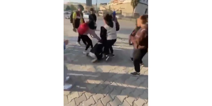 Liseli Kızın Feci Şekilde Dövülmesini Arkadaşları Gülerek İzledi
