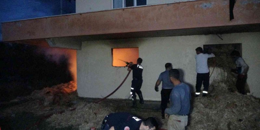 İtfaiye Ekipleri Samanlıktaki Yangını Binanın Duvarını Yıkarak Söndürebildi