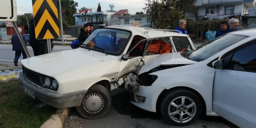 Gazipaşa’da İki Otomobil Çarpıştı: Zeytinler Yola Savruldu