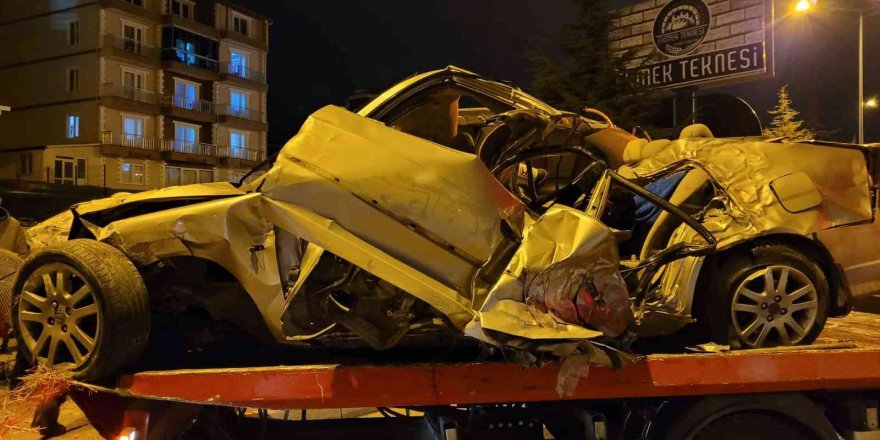 Isparta’da Meydana Gelen Kazada Otomobil Hurdaya Döndü: 2 Yaralı