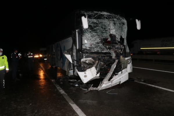 Yolcu Otobüsü Tır'a Arkadan Çarptı! Kazada 12 Kişi Yaralandı